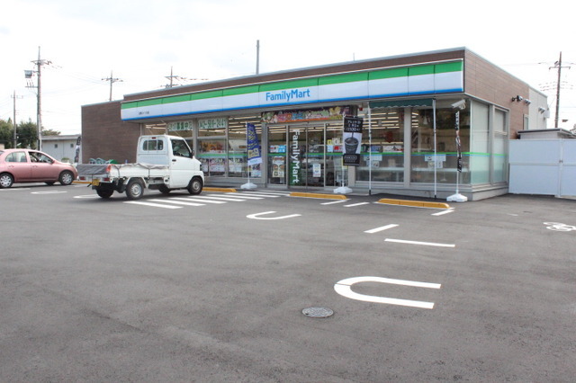 コンビニ　ファミリーマート日野万願寺店（コンビニ）まで748m