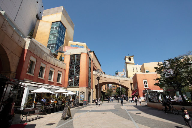 ショッピングセンター　LA CITTADELLA（ショッピングセンター）まで2454m