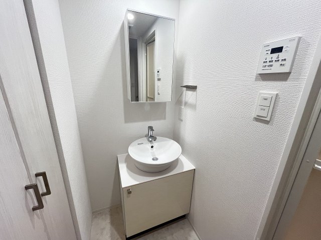 洗面設備　ゆったりとスペースのある洗面所