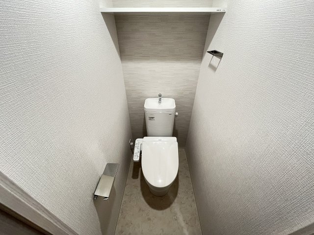 トイレ　落ち着いた色調のトイレです