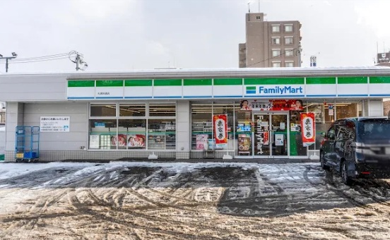 コンビニ　ファミリーマート札幌栄通店（コンビニ）まで138m
