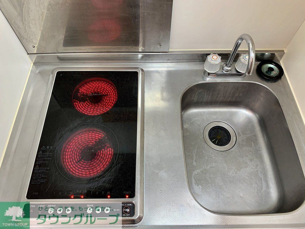 キッチン　2口ラジエントヒーター付き。部屋により設備が異なる場合あり。