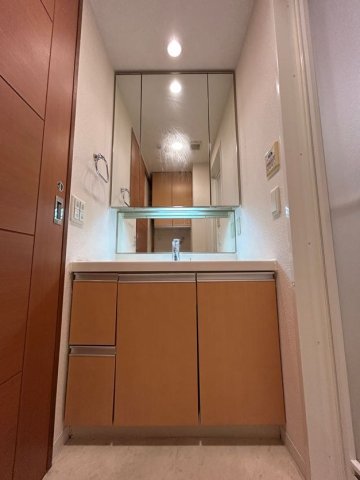 洗面設備　独立洗面台あり、毎朝おしゃれに忙しい女性の方におすすめです