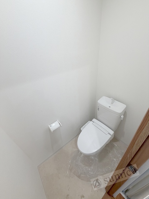 トイレ　人気アイテムの温水洗浄便座。清潔感のあるトイレです。