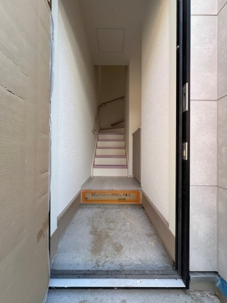 玄関　建築中の画像です。