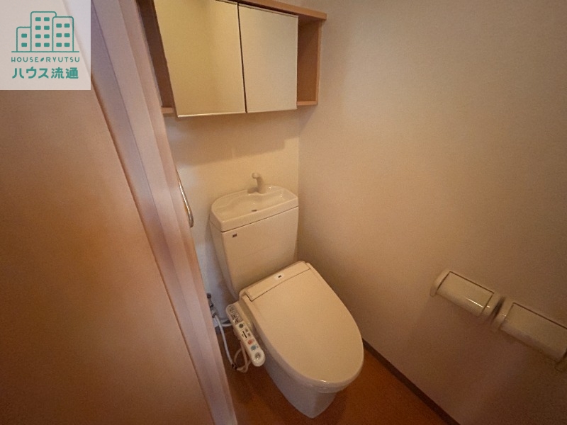 トイレ　別号室の写真になります。