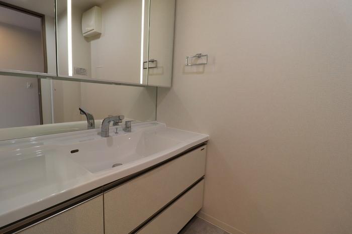 洗面設備　広めの洗面台