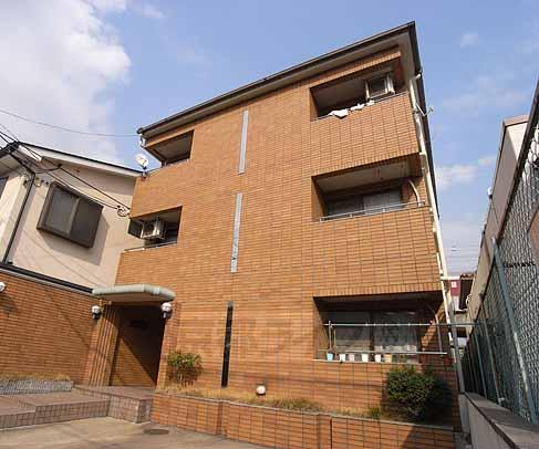 建物外観　茶色が際立つ外観です。