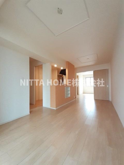 居室・リビング　１３．１帖の広々リビングにはアイランドキッチンあります◇