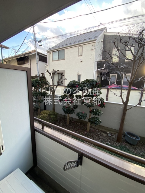 眺望　バルコニーからの景色です！圧迫感がないので暮らしやすい♪