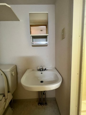 洗面設備　明るい洗面所です