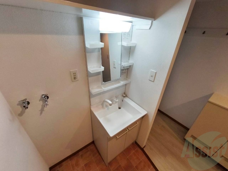 洗面設備　独立洗面台です。大きくてよいですね。シャンプーもできます！