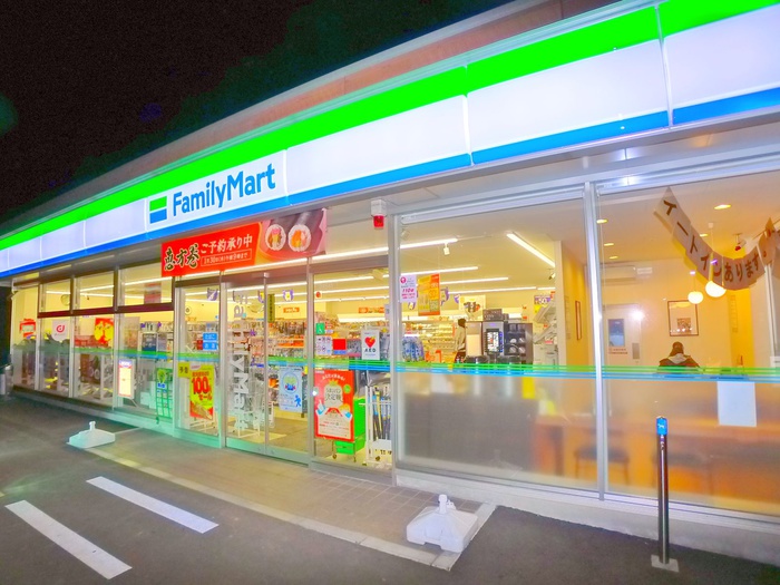 コンビニ　ファミリーマート（コンビニ）まで710m