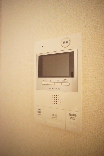 セキュリティ　来訪者の姿を確認できるＴＶモニター付インターホン設置済です！