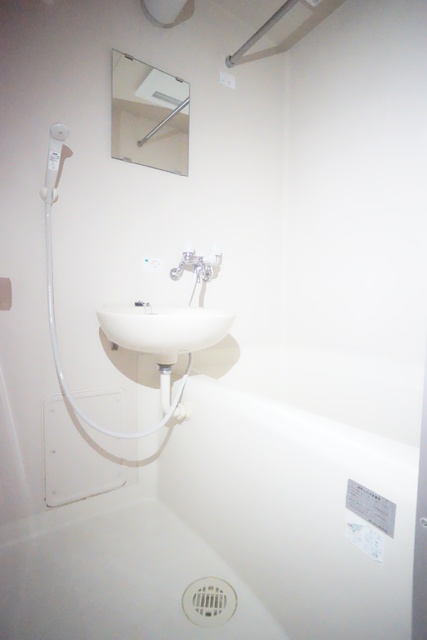 バス・シャワールーム　浴室には乾燥機が付いているので便利ですね☆