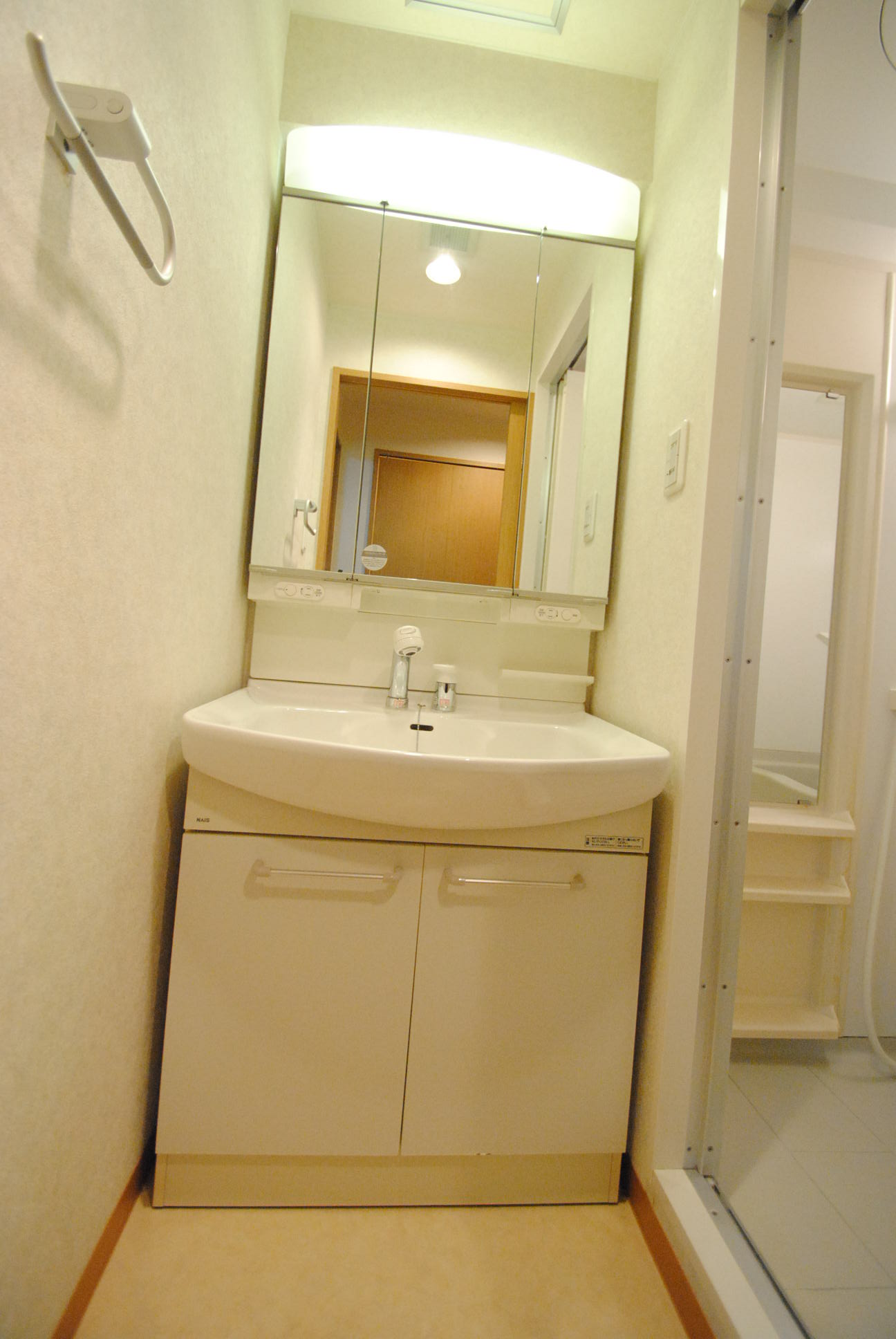 洗面設備　シャンプードレッサー付きの脱衣場です