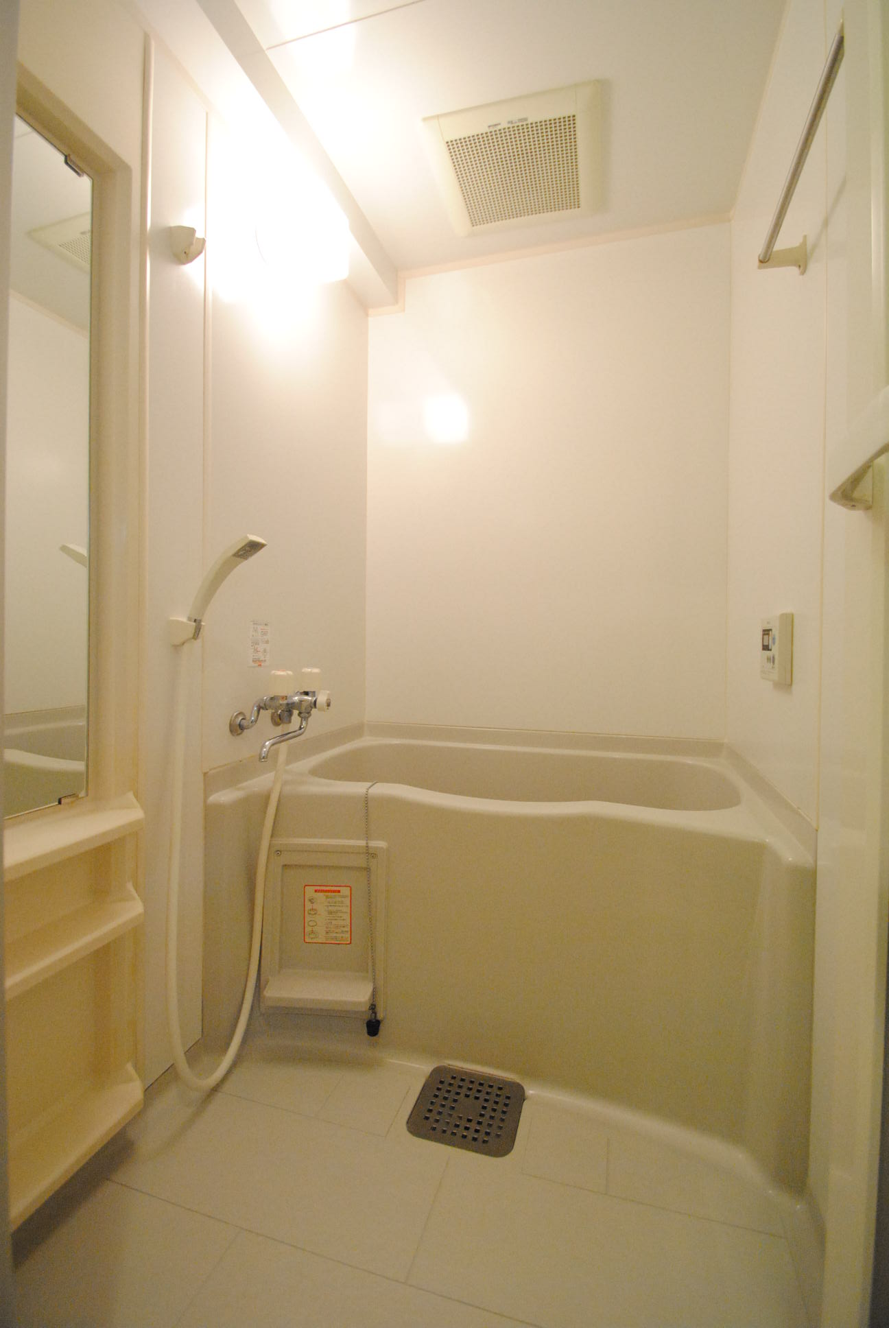 バス・シャワールーム　鏡のあるバスルームも人気のひとつです