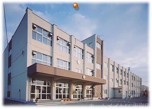 小学校　札幌市立西岡南小学校（小学校）まで662m