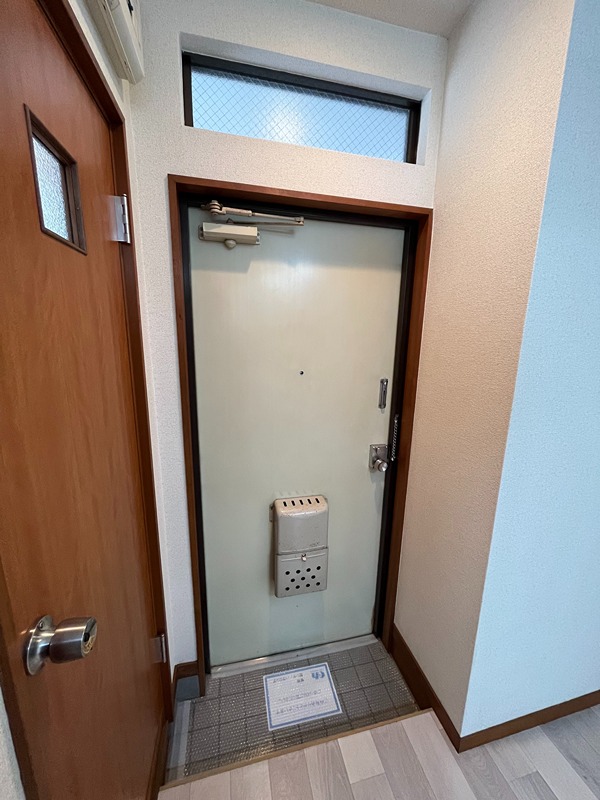 玄関　玄関照明あり