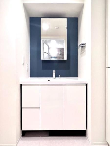 洗面設備　ゆったりとスペースのある洗面所