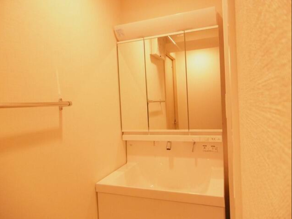 洗面設備　独立洗面台、小物を置くことができて便利です