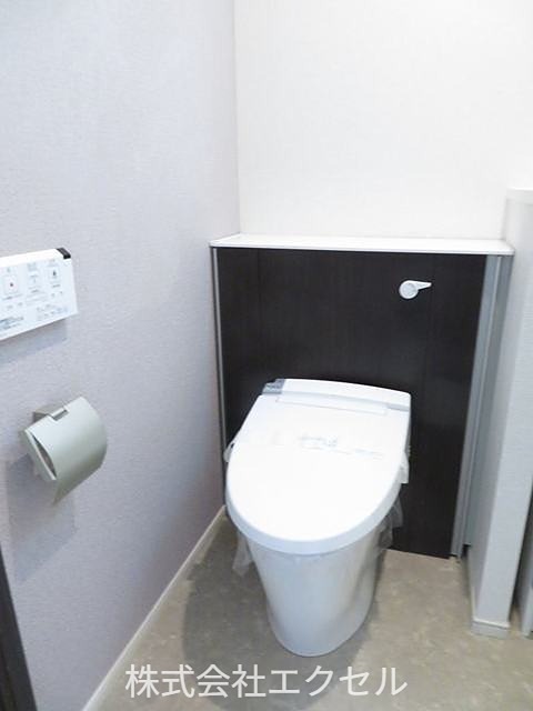 トイレ　ウォシュレット機能付きです。