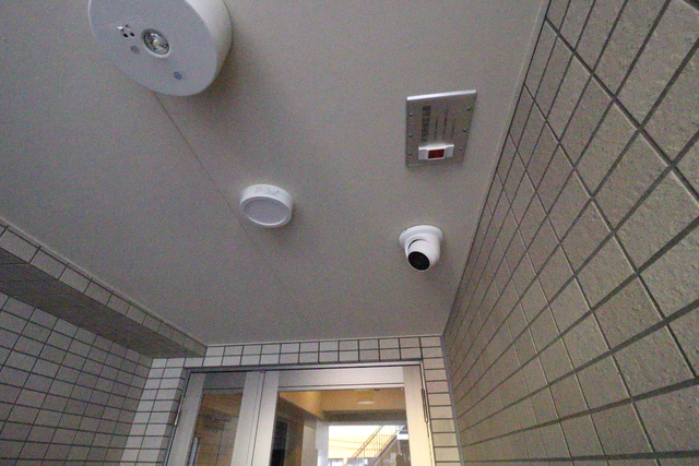 エントランス　防犯カメラ