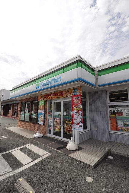 コンビニ　ファミリーマート　熊本段山本町店（コンビニ）まで200m