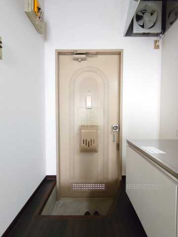 玄関　お電話でお問合せのお客様を対象に初期費用割引中。