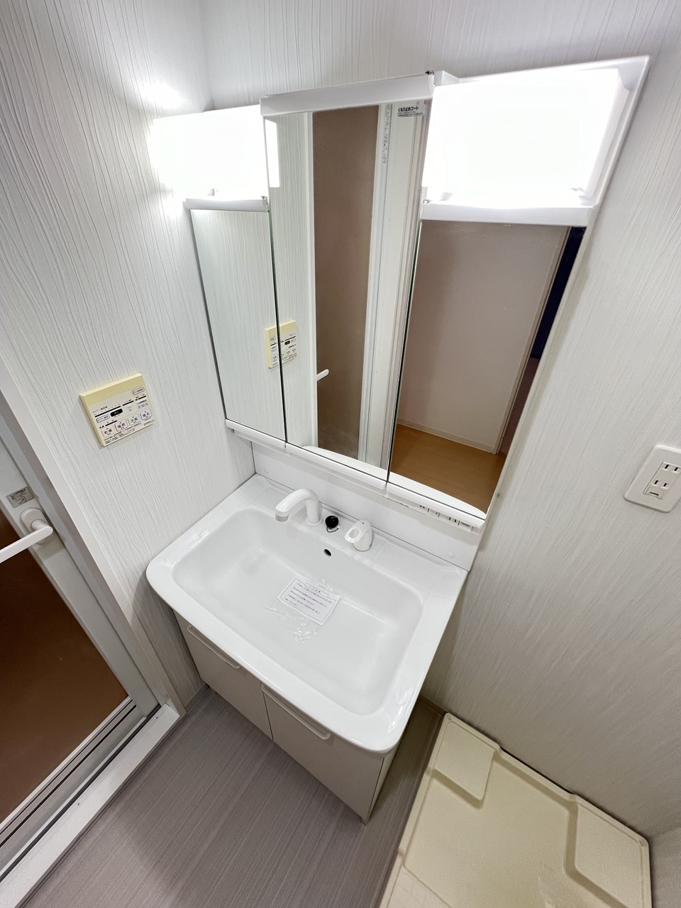 洗面設備　※同物件、別部屋の写真です。