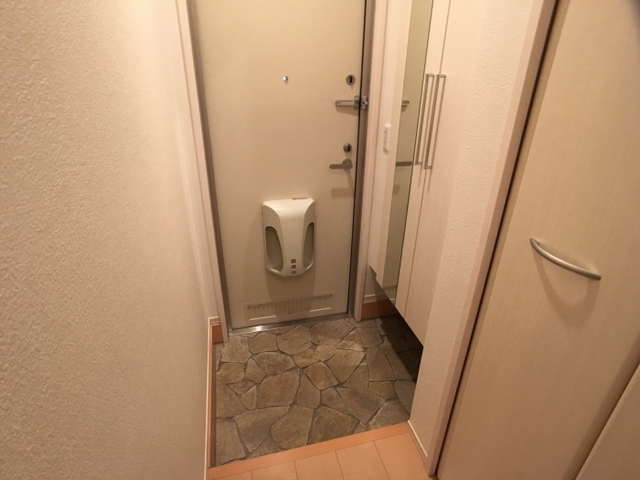 玄関　収納たっぷりの下駄箱付