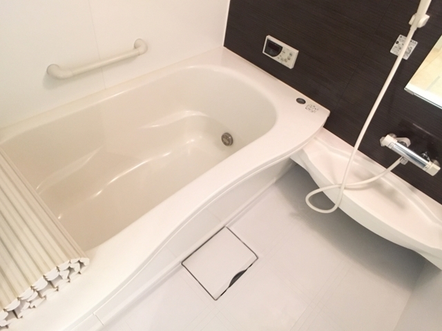 バス・シャワールーム　１坪タイプのお風呂で足をゆったり伸ばして入れますよ