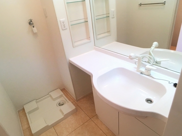 洗面設備　鏡の大きいカウンタータイプの洗髪洗面化粧台