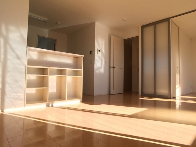 居室・リビング　南向きの明るいリビング　キッチン裏の収納付