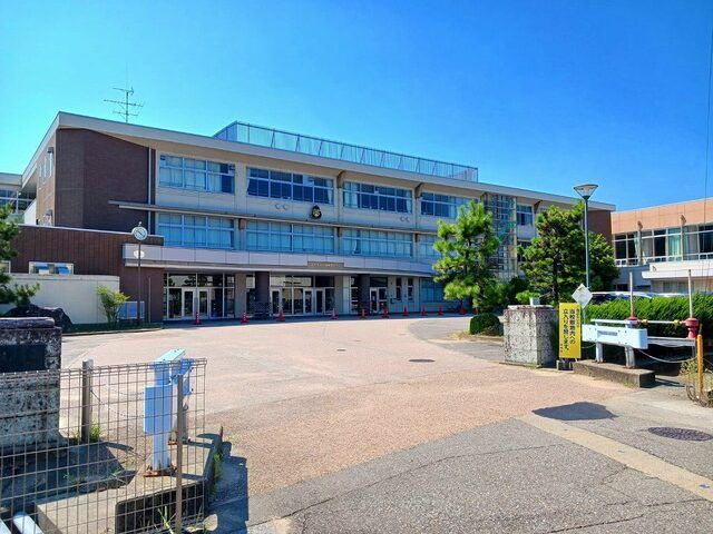 小学校　戸出西部小学校（小学校）まで600m
