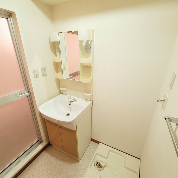 洗面設備　独立洗面化粧台が付いています