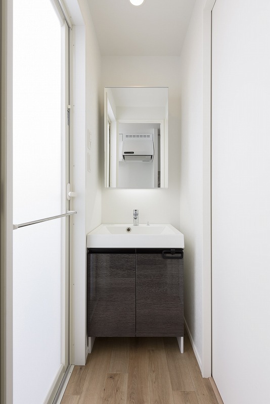 洗面設備　独立洗面台、小物を置くことができて便利です