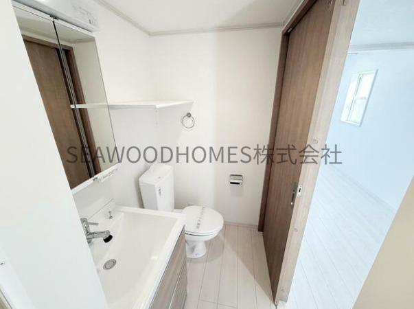 トイレ　独立洗面台も収納が多くすっきり綺麗に片付きます