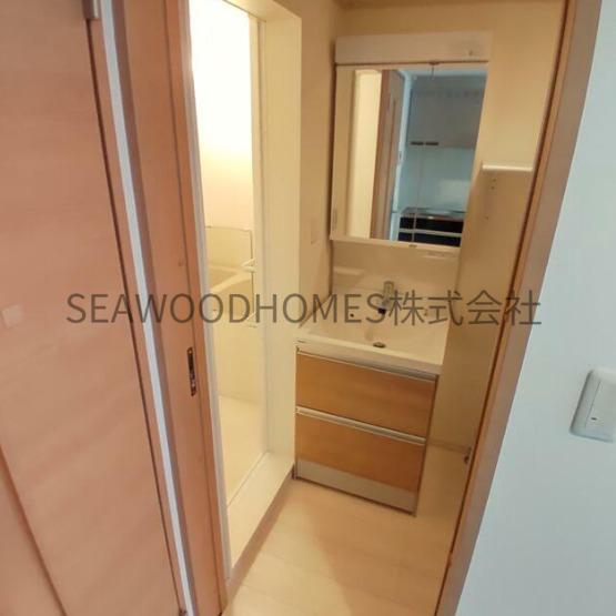 洗面設備　大きい鏡で身だしなみチェックも楽々☆