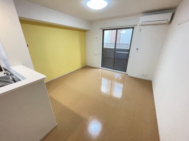 居室・リビング　エアコン付きで快適に過ごせます♪