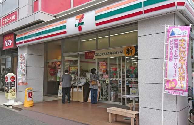 コンビニ　セブンイレブン　新宿左門町店（コンビニ）まで198m