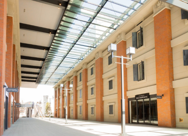 ショッピングセンター　北仲ブリック＆ホワイト（ショッピングセンター）まで432m