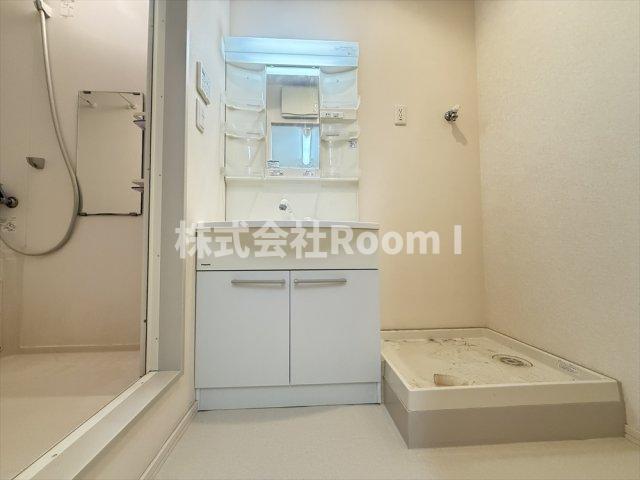 洗面設備　明るい洗面所です