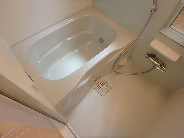 バス・シャワールーム　お掃除もしやすいサイズのバスですね