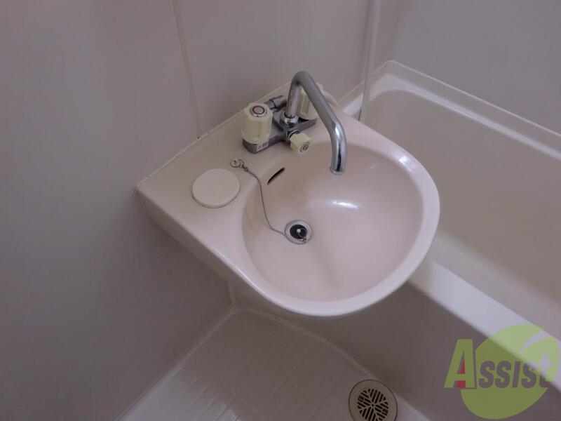 洗面設備　浴室と一緒になっている洗面、朝から気軽にシャワーも使えますね