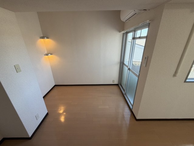 その他部屋・スペース　落ち着いた色調の寝室です