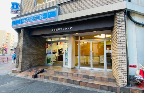 コンビニ　ローソン 西麻布四丁目店（コンビニ）まで596m