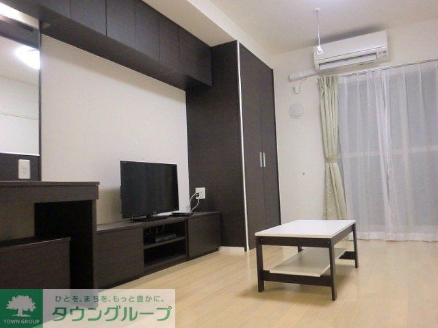 居室・リビング　クローゼットと独立洗面台付きのリビング