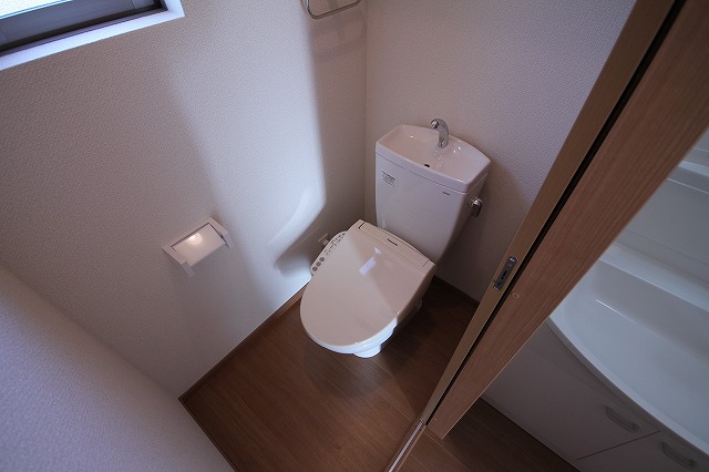 トイレ　落ち着いた色調のトイレです