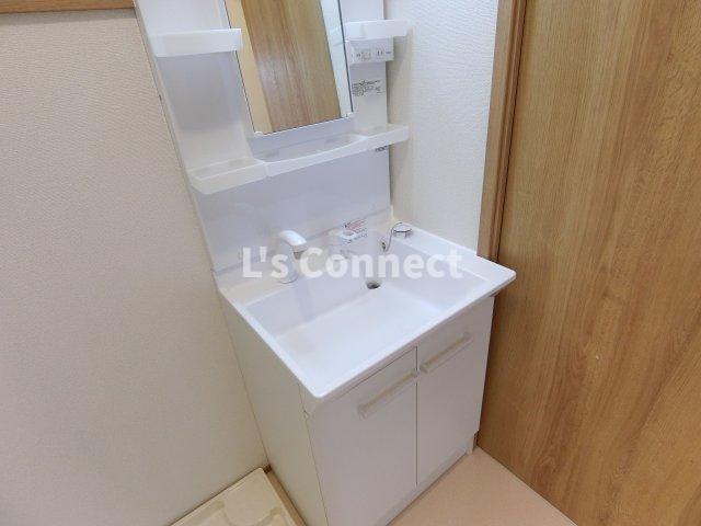 洗面設備　朝の支度もスムーズな独立洗面台。